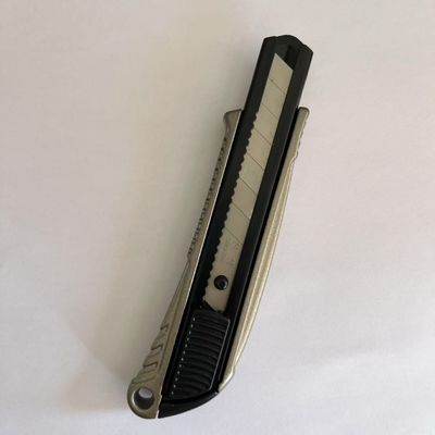 खरीदें लॉकिंग तंत्र 18mm उपयोगिता चाकू L704 उपकरण चिकनी और सुरक्षित स्लाइसिंग के लिए ऑनलाइन निर्माण