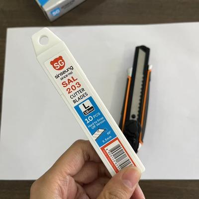 खरीदें Cutting Rubber with 18mm Cutter Blades Silver Width 18mm ऑनलाइन निर्माण