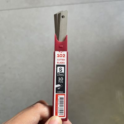 86 मिमी लंबाई SK2 स्वच्छ और सटीक कटौती के लिए 12 खंडों के साथ उच्च कार्बन स्टील स्नैप-ऑफ ब्लेड