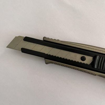 एल्यूमीनियम SK2 ब्लेड के साथ बहुमुखी मल्टीपर्पस 18mm स्नैप नाइफ