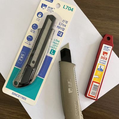 एंटी स्लिप ग्रिप 18 मिमी उपयोगिता चाकू सुरक्षित हैंडलिंग के लिए ब्लेड गार्ड 1 उपयोगिता चाकू शामिल