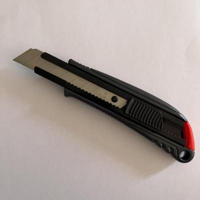 18 मिमी काटने वाले चाकू आपके व्यवसाय के लिए स्थायित्व और विश्वसनीयता सुनिश्चित करने के लिए उपयोग के आधार पर भिन्न होते हैं