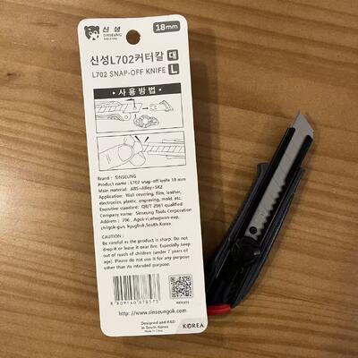 18 मिमी उपयोगिता चाकू जिसमें उच्च कार्बन स्टील ब्लेड सामग्री ABS मिश्र धातु SK2 ब्लेड भारी शुल्क काटने के कार्यों के लिए उपयुक्त है